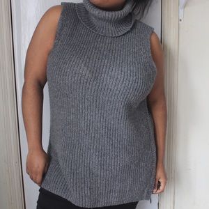 Gray sleeveless sweater tunic